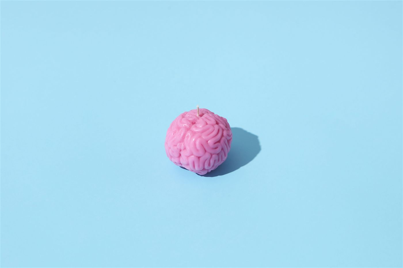 Un cerebro rosado sobre fondo azul claro